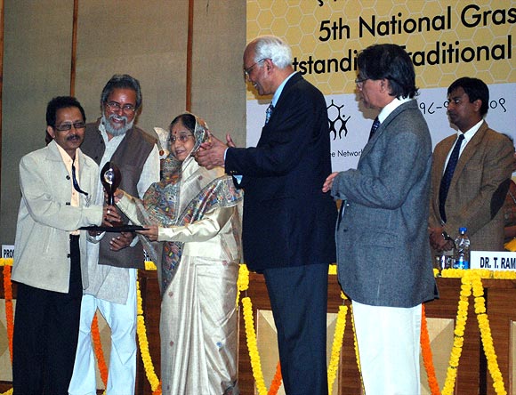 Bharali (extreme left) receives the National Grassroots Innovation Award in 2009 from President Pratibha Patil (third from left)