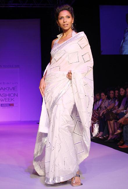 A model wears a Debarun Mukerjee sari