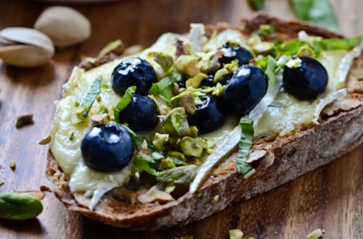 Whole grain bread with cheese and blueberries