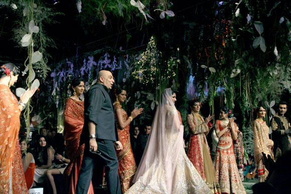 Tarun Tahiliani (third from left) and Chitrangada Singh (fifth from left)
