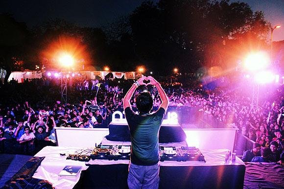 Young DJ Shaan Singh performing at SRCC Crossroads