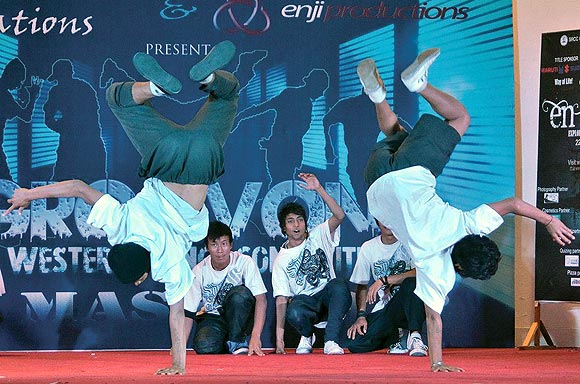 Students participate in a dance competition at the college 