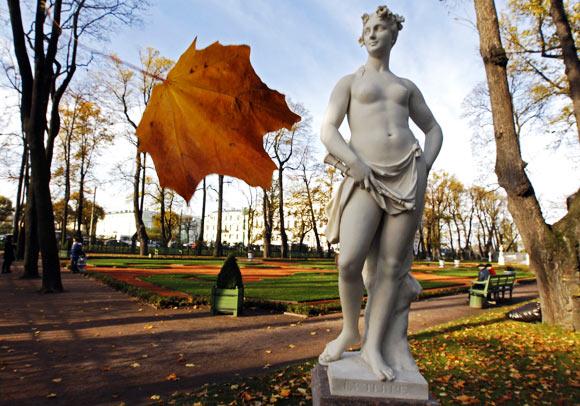 The Summer Garden in central St. Petersburg, once a favourite place of the Russian Tsars, is a popular tourist spot.