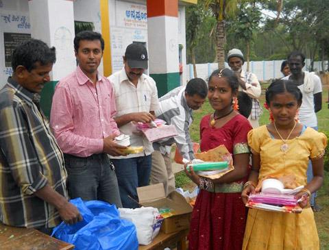 Santosh Singh (in pink shirt) celebrates Independence day with students from a local school in Bangalore