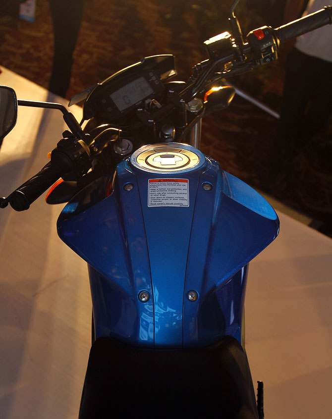 The Gixxer was designed by the same engineers who created the legendary GSX-R series. The shape and size of the tank shows that it's bigger then a mere 155cc bike.
