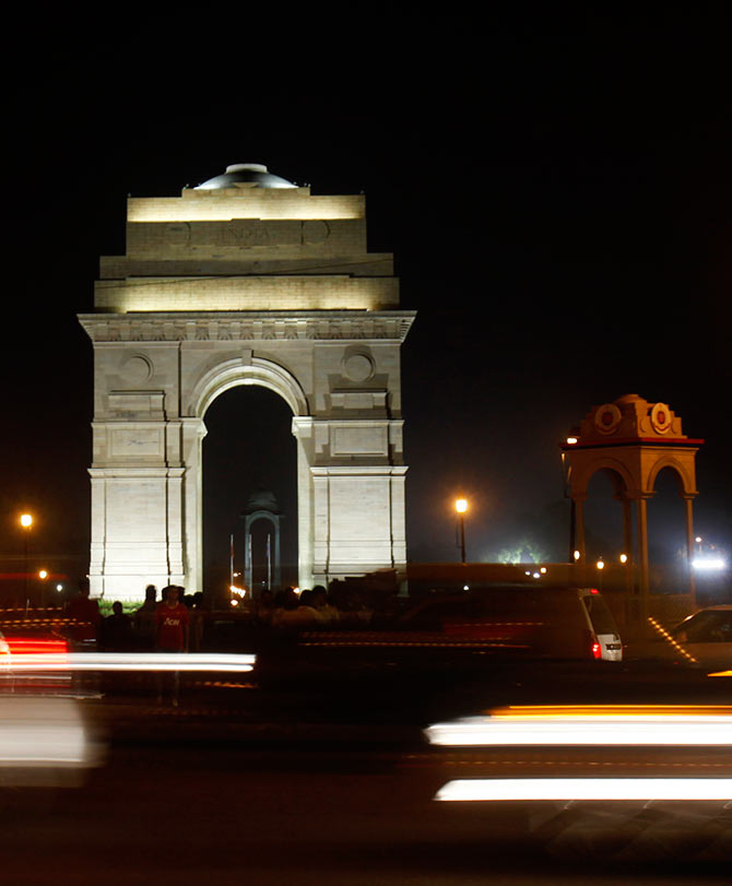 Heavy traffic moves in front of the India Gate before Earth Hour in New Delhi March 23, 2013. Earth Hour, when everyone around the world is asked to turn off lights for an hour from 8.30 p.m. local time, is meant as a show of support for tougher action to confront climate change. REUTERS/