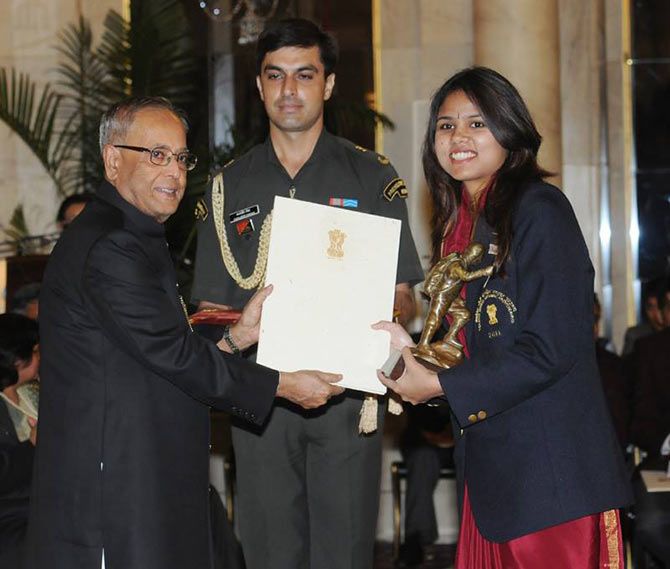 Bhakti Sharma receives the Tenzing Norgay National Adventure Award from Indian President Pranab Mukherjee