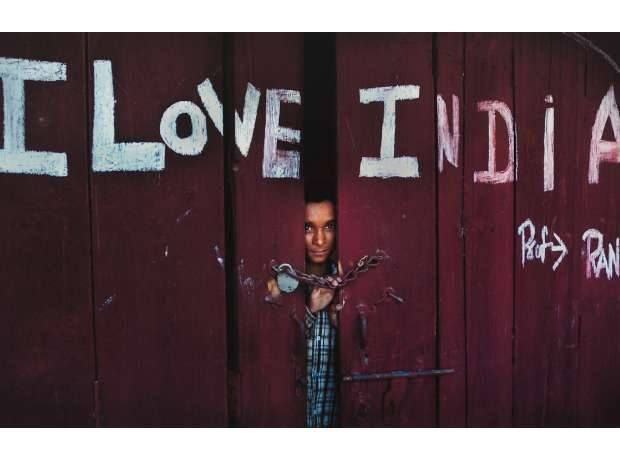 I Love India by Ami Vitale, 2002 (© Ami Vitale, Courtesy MAP / Tasveer)