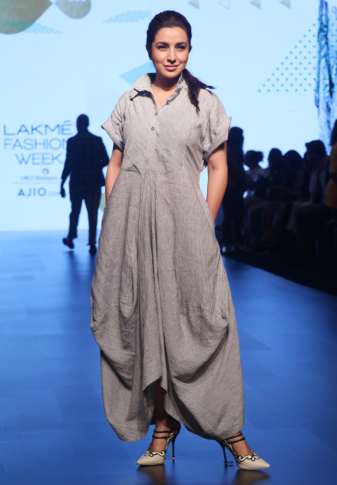 Norah Fatehi, Shonali Nagrani say cheese! at Lakme Fashion Week Summer/Resort 2017