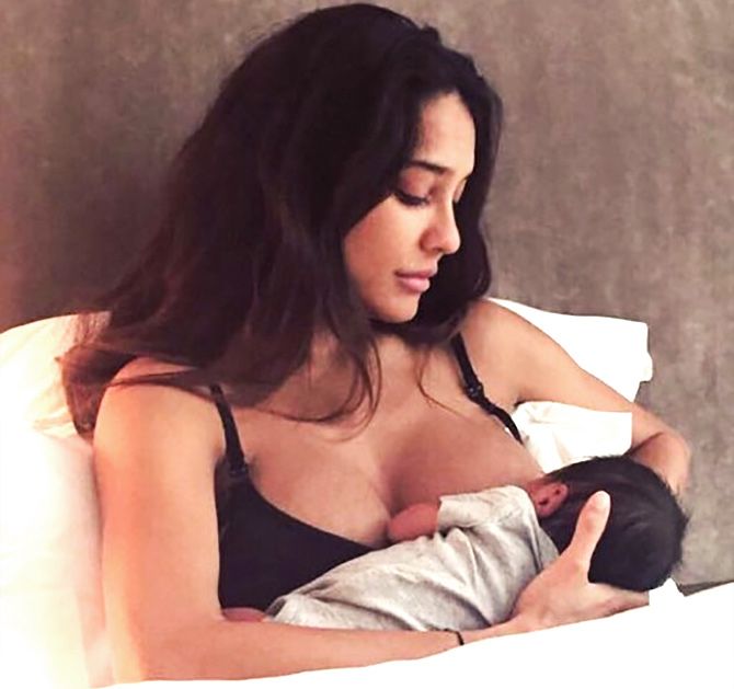 Lisa Haydon breastfeeding