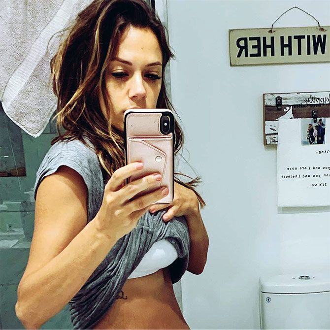 Jana Kramer flaunts her post pregnancy body