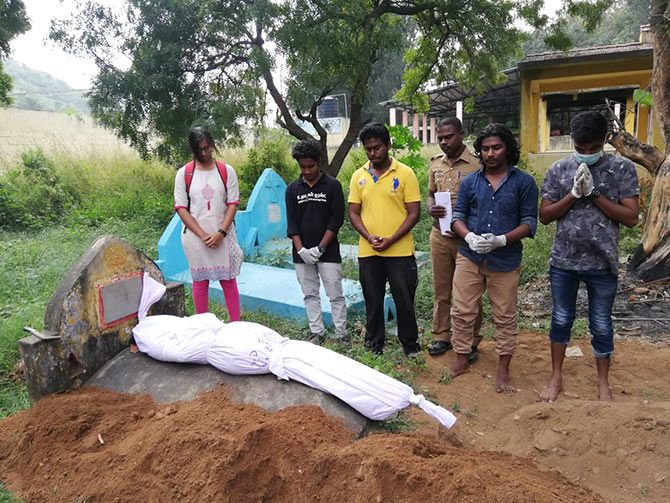 Uravugal Trust facilitates burial of unclaimed bodies