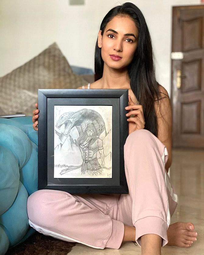 Art attack! What are Janhvi, Saif, Tahira painting