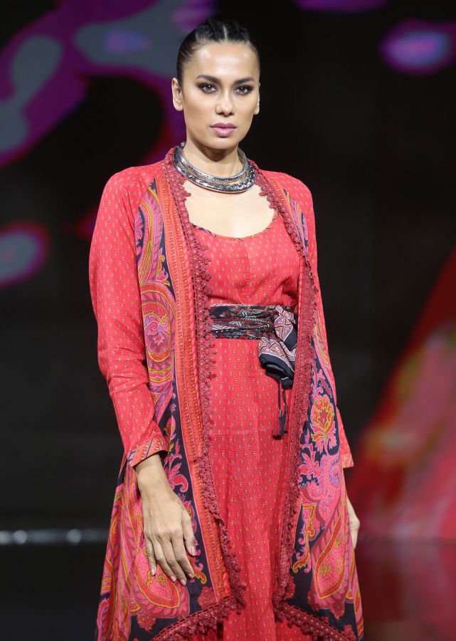 A model in Ritu Kumar creation at FDCI x Lakme Fashion Week