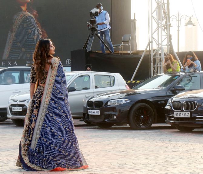 Hina Khan walks for Abhishek and Vinita at FDCI x Lakme Fashion Week