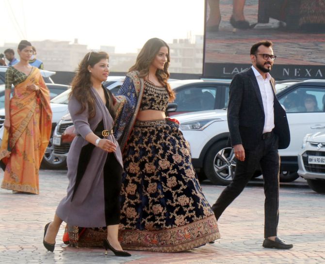 Hina Khan walks for Abhishek and Vinita at FDCI x Lakme Fashion Week