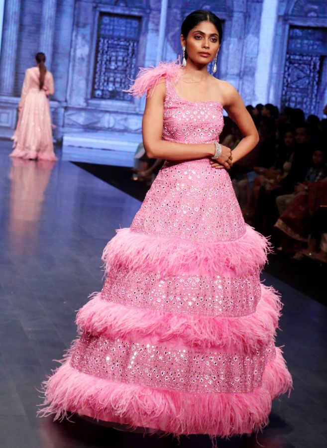 Hina Khan walks for Bhawana Goenka at Bombay Times Fashion Week 2022