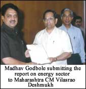 Madhav Godbole (middle) submitting the report on state energy sector reforms to Maharashtra CM Vilasrao Deshmukh 