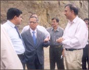 Infosys Managing Director Nandan Nilekani (L) with Infosys Chairman N R Narayana Murthy (2nd from left) and Maharashtra Industry Secretary Vishwas Dhumal. Photo: DGIPR