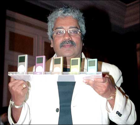 Noted ghazal singer Hariharan holding the iPod mini, the smallest portable music player, during its launch by Apple in New Delhi on Tuesday. Photo: Dijeswar Singh/Saab Press
