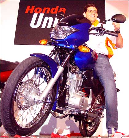 Alex Barros, world No.8 Formula 1 motorcycle driver, poses with Honda Unicorn during its launch in New Delhi on September 8. Photo: Dijeshwar.Singh/Saab Press
