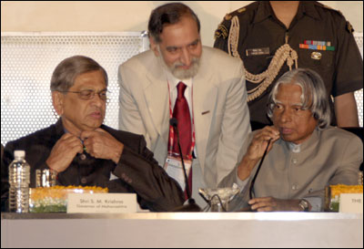 President A P J Abdul Kalam, with Maharashtra Governor S M Krishna (left) and Nasscom President Kiran Karnik (centre) at the Nasscom 2006 meet in Mumbai on Friday. Photograph: Jewella C Miranda