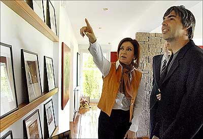 Argentina's President Fernandez shows pictures to Google co-founder Page at her residence