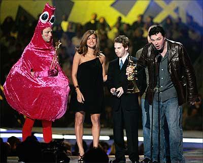 Seth MacFarlane accepts the award for Best Cast from Eva Mendes at the 4th Annual Spike TV 2006 Video Game Awards