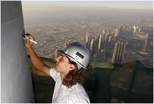 Tennis superstar Rafael Nadal signs on the metal structure of Burj Dubai during his visit to the tower.