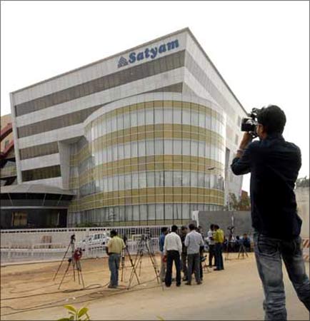Media people outside the headquarters of Satyam Computer. | Photograph: Krishnendu Halder/Reuters
