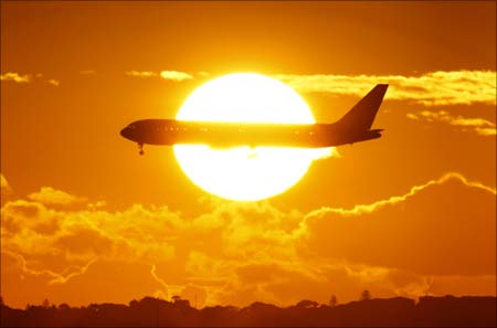 An international passenger plane approaches Sydney airport. | Photograph: Tim Wimborne/Reuters