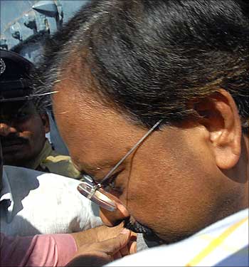 Former chairman of Satyam Computer Services Ramalinga Raju is taken into police custody.