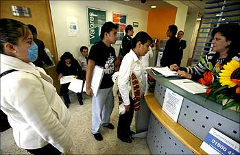 People ask for a list of available job openings at an employment agency in Mexico City.