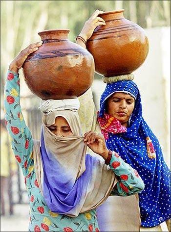 Women in Jammu carry water on their heads.