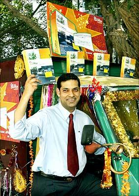 Rajiv Kaul, then managing director of Microsoft India, with a copy of Office Hindi