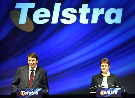 Telstra Chief Executive Officer David Thodey and Chairman Catherine Livingstone at a news conference.
