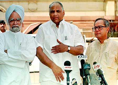 Manmohan Singh (L), Sharad Pawar (C)  and Pranab Mukherjee