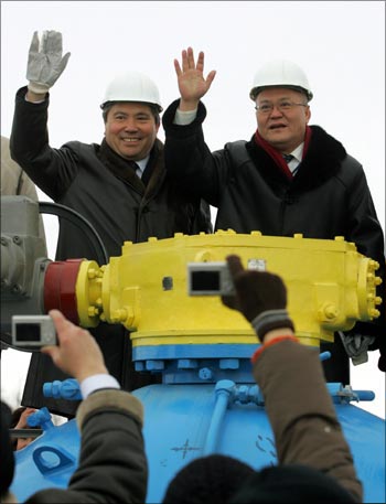 KazMunaiGas president Uzakbai Karabalin (l), and CNPC VP Zhou Ji Pin.