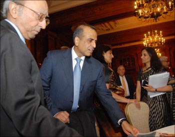 Former CII secretary general Tarun Das (left), Bharti Airtel chairman Sunil Mittal (center), and ICICI Bank CEO Chanda Kochchar (right) at the USIBC event in Washington DC.