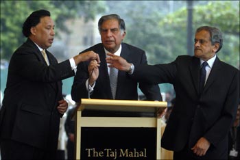 Ratan Tata (center) with Taj Hotels MD Raymond Bickson (left) and Indian Hotels VC R K Krishnakumar.
