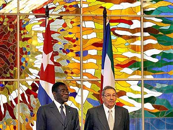 Equatorial Guinea's President Teodoro Obiang Nguema Mbasogo (L) and Cuba's acting President Raul Castro.