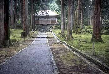 Covered in moss, this shrine is located on the foothills of Hakusan mountain in Katsuyama.