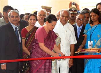 Sonia Gandhi cuts the ribbon while inaugurating GEC - II.