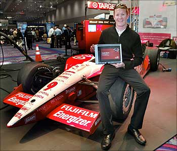Scott Dixon, winner of the 2003 Indy Racing League Championship with a tablet PC.