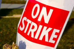 A banner announcing strike