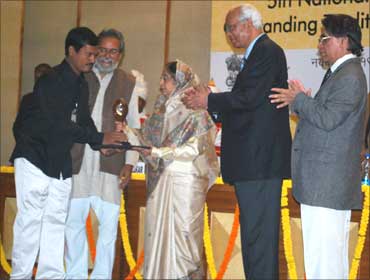 Muruganantham receives an award from President Prathibha Patil.