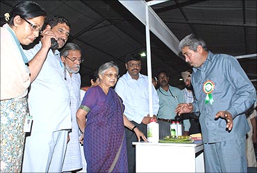 Delhi CM Sheila Dixit looks at Dharamveer's products at the Rashtrapati Bhavan.