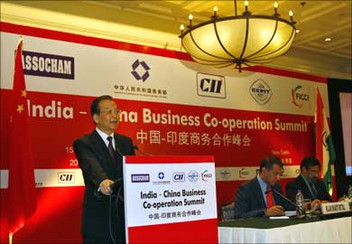 Chinese Premier Wen Jiabao (L) addresses business leaders at the India-China Business Cooperation Summit.