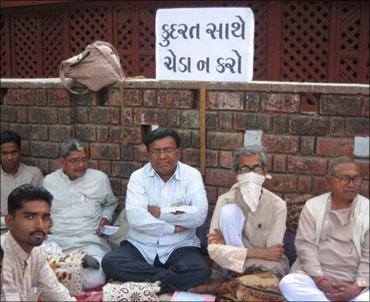 A poster put up by the opponents of Bt brinjal reads: 'Do not mess about with Nature.'