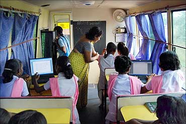 Computer education class in the 'Mobile B-school'.